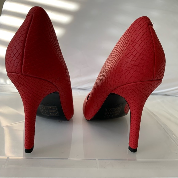Red pumps - Picture 6 of 6